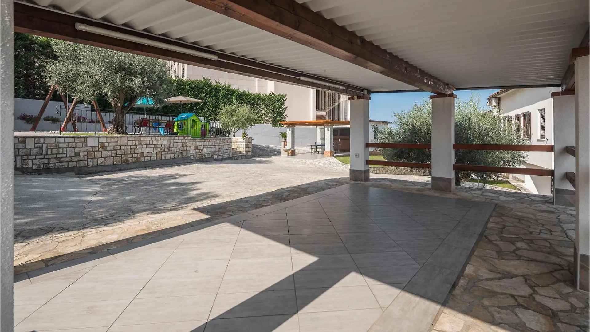 Awesome Home In Plovanija With Wifi بيت للعطل